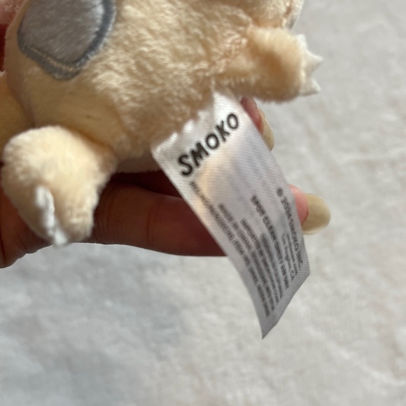 Smoko loop keychain Cream adorable snowman like creature Plush Toy - Picture 6 of 9
